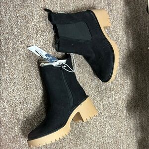 Universal Thread Black and Tan Heeled Boots with Textured Design